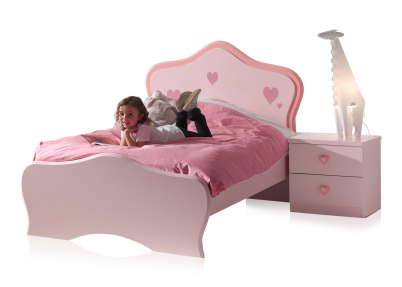 Kinderbed Candy met hartjes en meisje op het bed (het nachtkastje wordt niet standaard meegeleverd)
