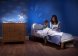 Kinderbed Light Up in de avond met lamp en projectie van de sterretjes in een jongenskamer