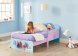 Frozen kinderbed met zeefdrukken van Anna, Elsa, Sven en Olaf in een meisjeskamer