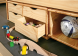 Deailfoto van lades en nachtkastje van het grenen kajuitbed Box naturel (in een kinderkamer)
