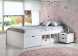 Tienerbed Lodge whitewash met matrasmaat 80 x 190 cm. in een meisjeskamer met roze behang