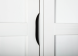 Detailfoto handgreep van massief grenen 2-deurs kledingkast Lodge wit