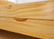 Detailfoto van een massief grenen frontpaneel en de fraaie handgreep van een opberglade
