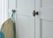 Detailfoto van de handgreep en het fraaie profiel van de klassieke 3-deurs kledingkast Ole wit