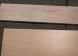 Boven de echte houtkleur van het bureau Twist, onder een vergelijkbare kleur als op de productfoto's van de leverancier